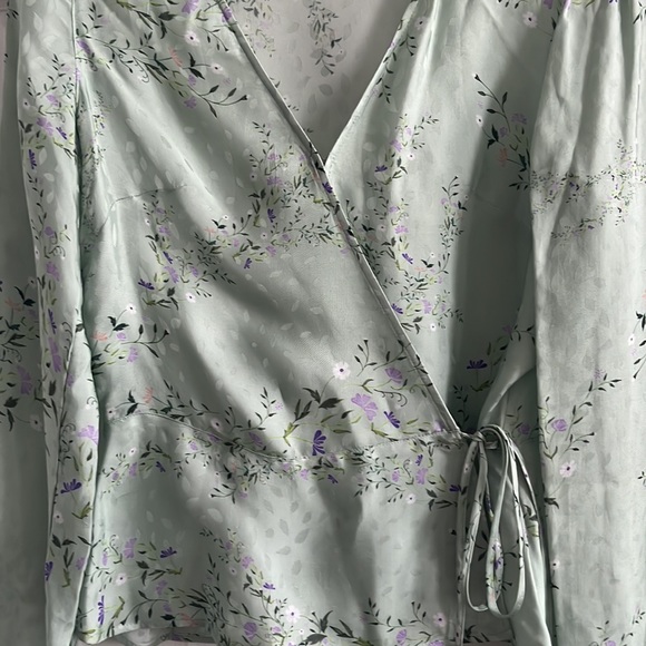 Seafoam green floral blouse - Satin Material ✨🌿🍐 - Picture 2 of 2